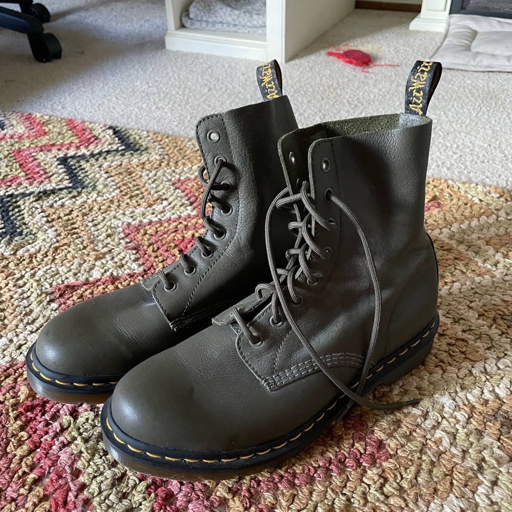 Khaki/olive green Dr. Martens